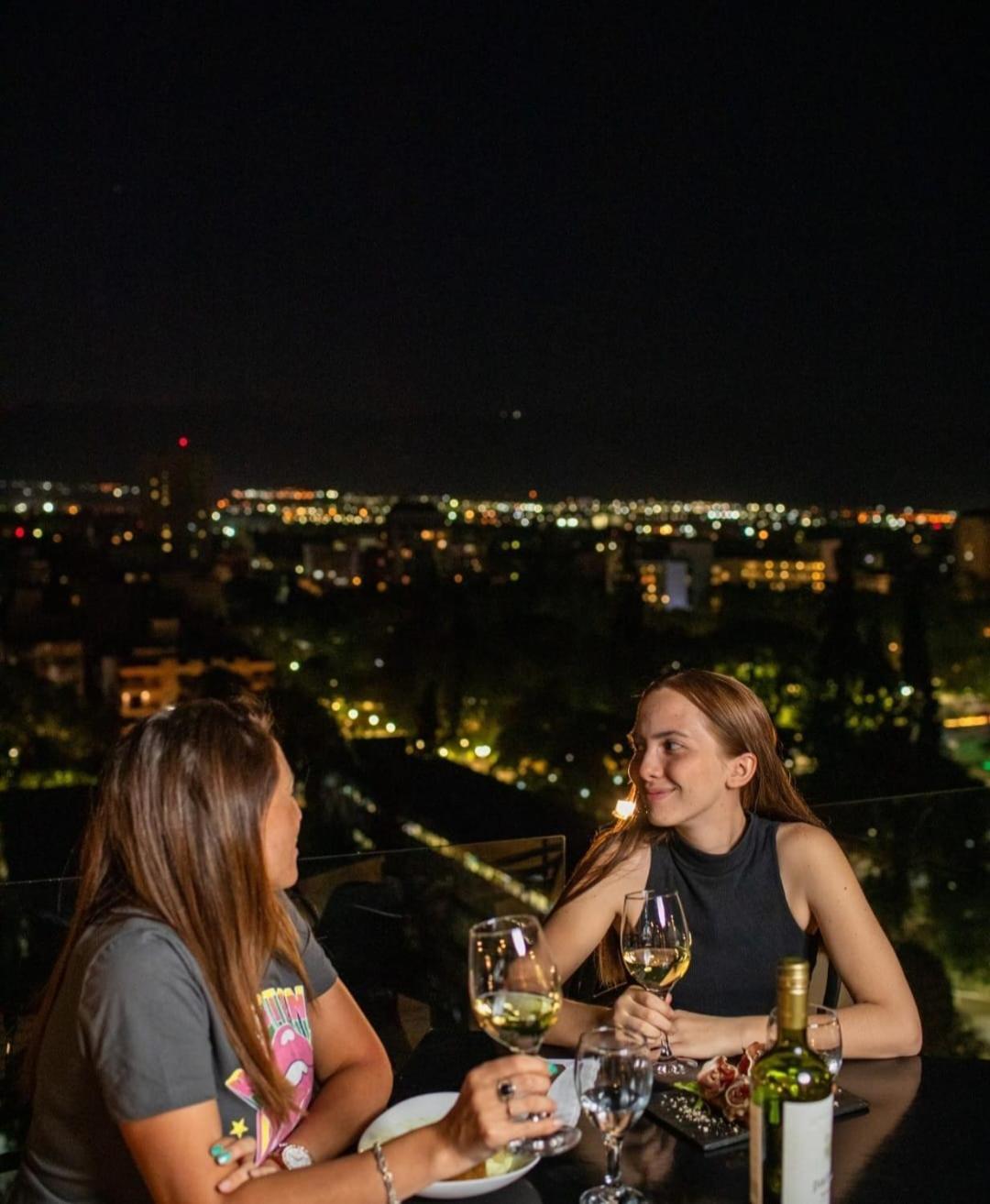 Premium Tower Suites Мендоса Экстерьер фото